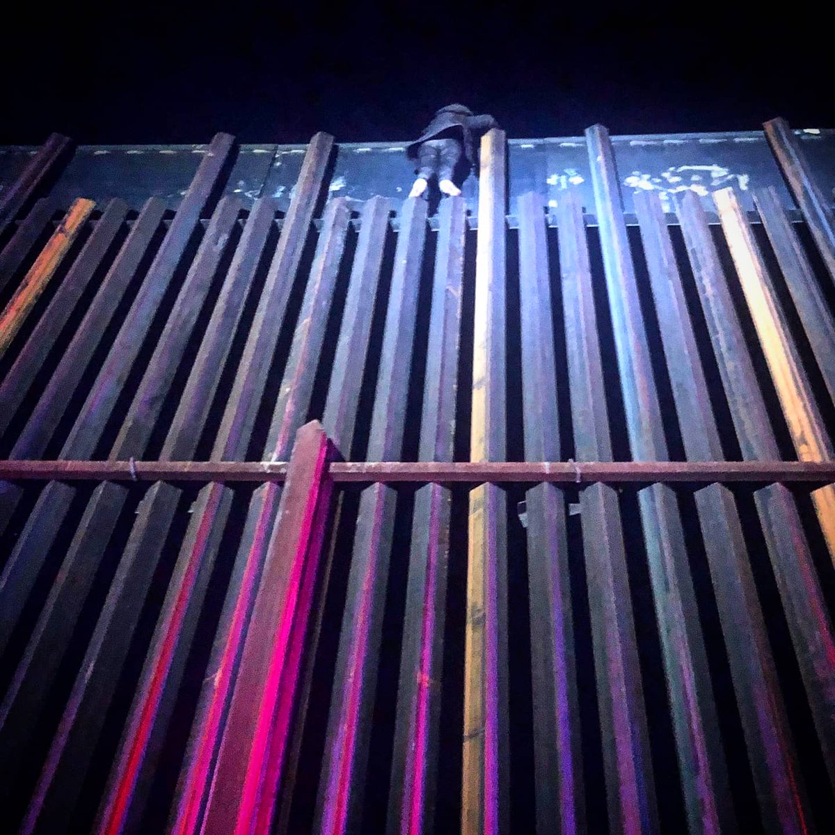 ElPasoFireTX's tweet image. Last week, Q17 assisted #USBP agents reach an individual that got stuck when trying to climb the border fence. 

The person had been stuck for almost two hours at a height of 35 ft. The individual was brought down safely and detained by agents.

Photos by #EPFD Capt. Zeh.