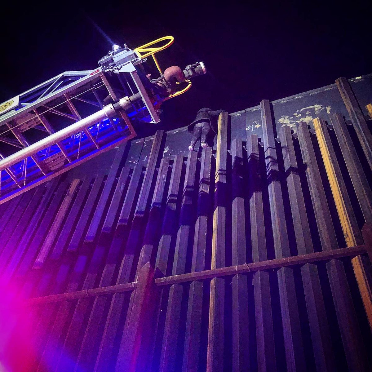 ElPasoFireTX's tweet image. Last week, Q17 assisted #USBP agents reach an individual that got stuck when trying to climb the border fence. 

The person had been stuck for almost two hours at a height of 35 ft. The individual was brought down safely and detained by agents.

Photos by #EPFD Capt. Zeh.