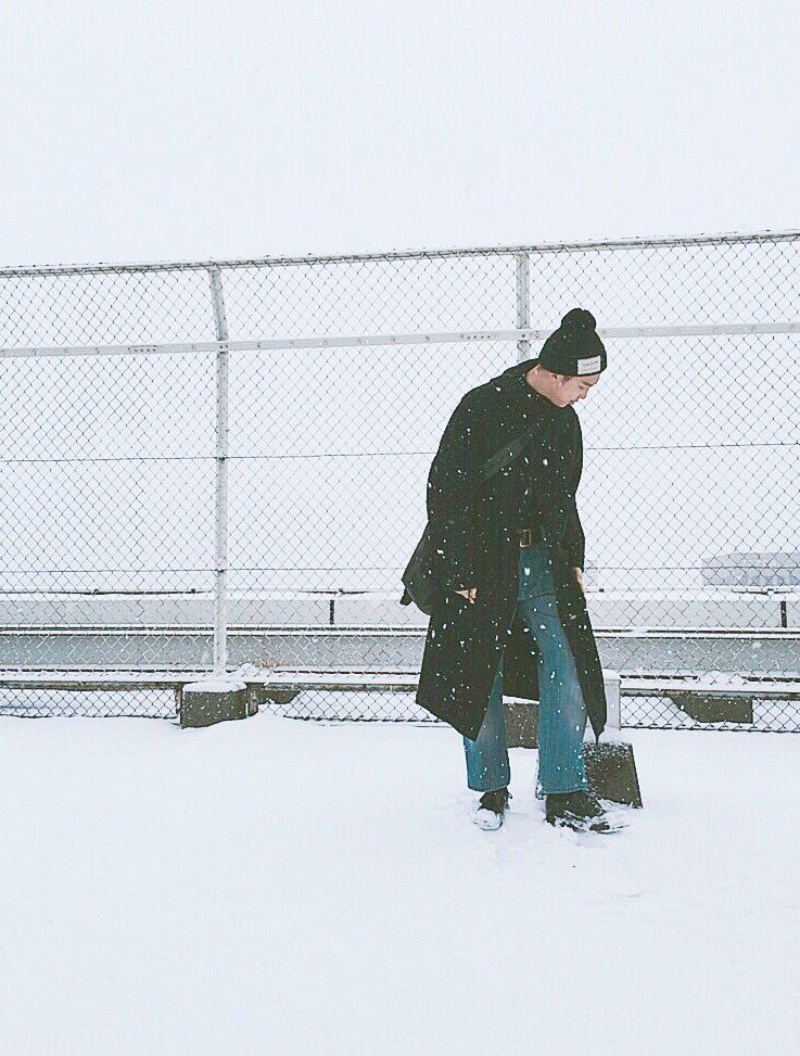 RmNotizie's tweet photo. L’inverno mi hai fatto fiorire
Sono con i miei rami ora
Sento l’odore del blu
Ti dimostrerò che c’è un altro cielo
Richiamerò l’autunno che una volta era come te. ❄️
RM - Winter Flower (Younha)
#방탄소년단RM #RM #namjoon #WinterFlowerRM @BTS_twt https://t.co/qVAN957cM7