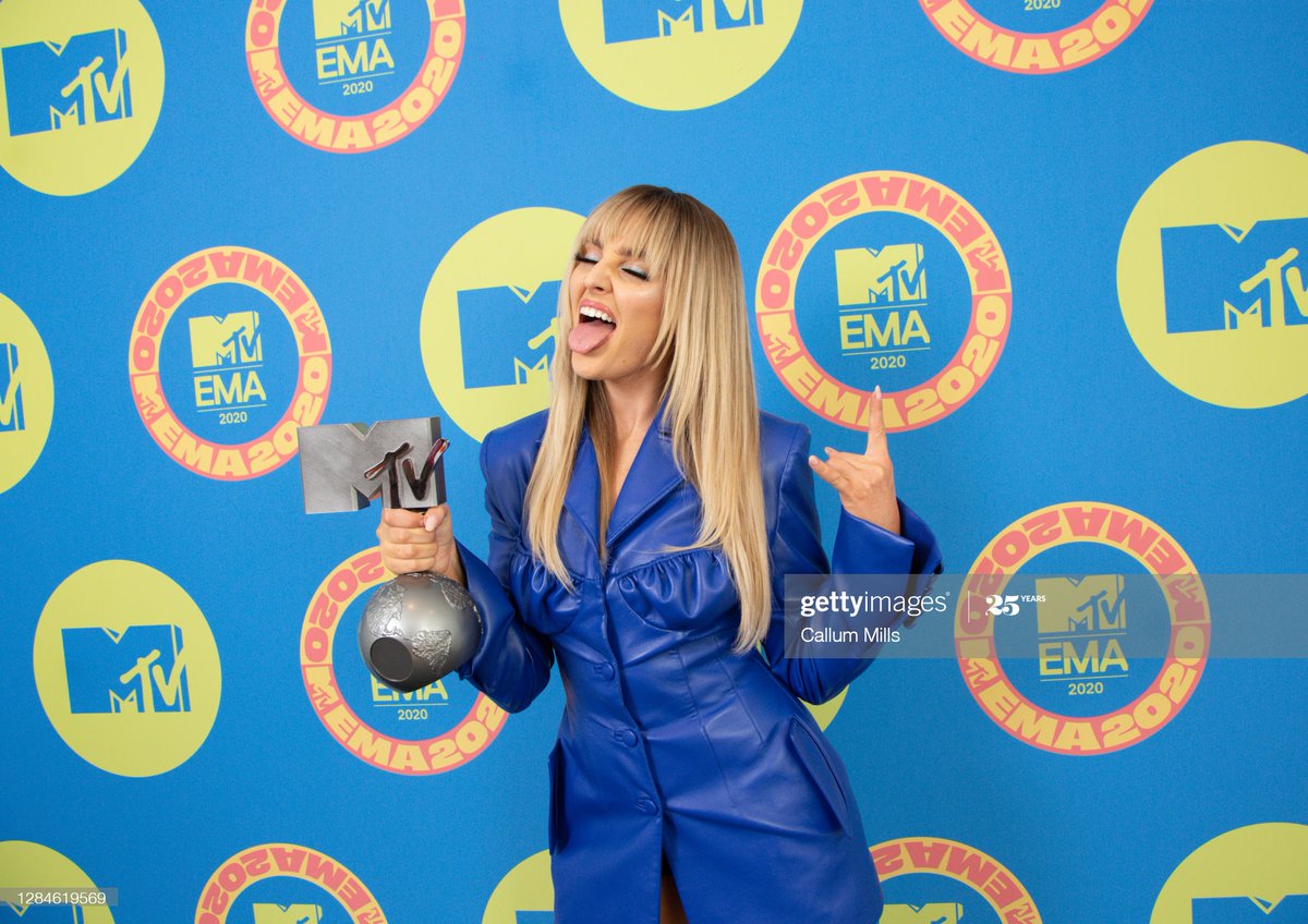 DailyEdwardsIT's tweet photo. Perrie con il premio come Best Pop #MTVEMA #EMAs #LittleMixEMAs https://t.co/w1TBzGjj2a