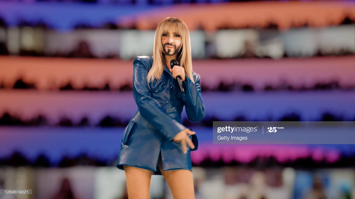 DailyEdwardsIT's tweet photo. Perrie sul palco degli #MTVEMA #EMAs #LittleMixEMAs https://t.co/xqLoCeev72