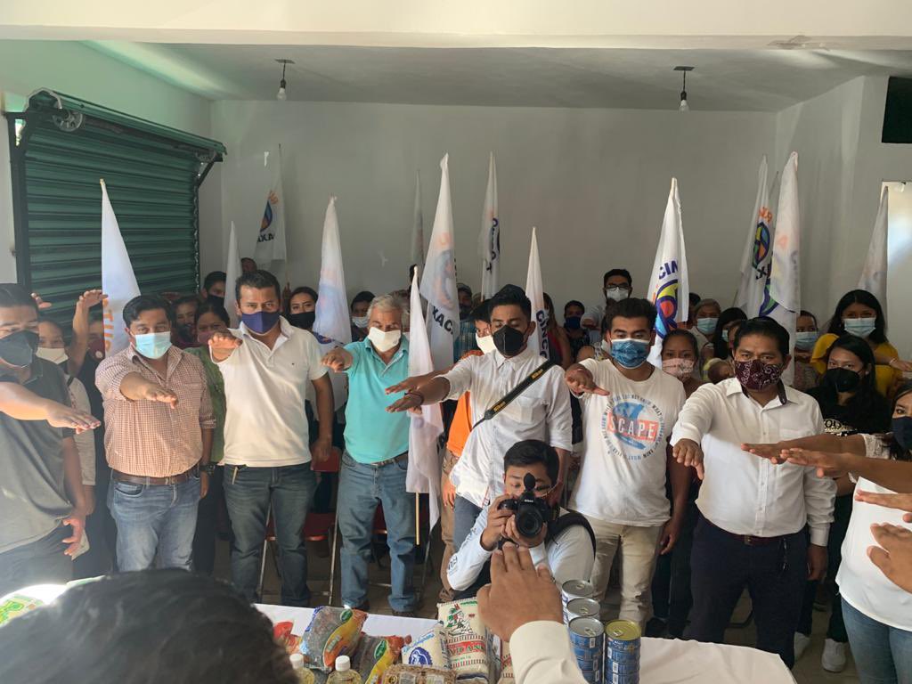 CarlosSarabiaC's tweet photo. Un gusto tomar protesta a los comités de Ruta5 en el Municipio de Villa de Etla, gracias a mi amigo Felipe Bautista por sumarse a este proyecto. @ManuelEspino https://t.co/j3gsPGuNxF