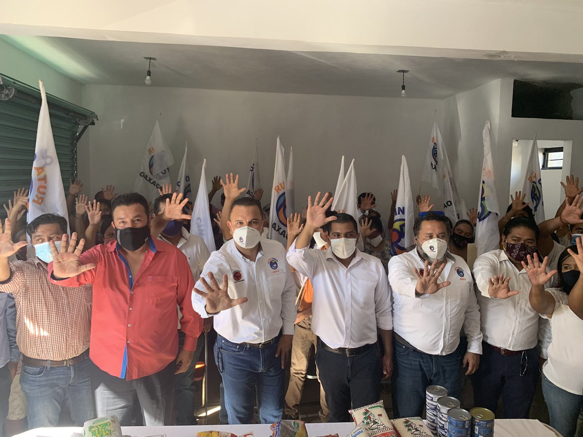 CarlosSarabiaC's tweet photo. Un gusto tomar protesta a los comités de Ruta5 en el Municipio de Villa de Etla, gracias a mi amigo Felipe Bautista por sumarse a este proyecto. @ManuelEspino https://t.co/j3gsPGuNxF