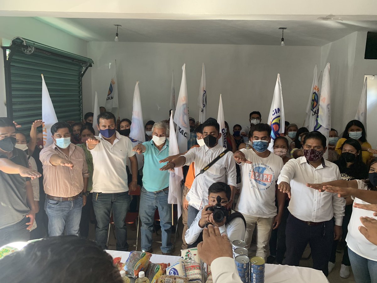 CarlosSarabiaC's tweet photo. Un gusto tomar protesta a los comités de Ruta5 en el Municipio de Villa de Etla, gracias a mi amigo Felipe Bautista por sumarse a este proyecto. @ManuelEspino https://t.co/j3gsPGuNxF