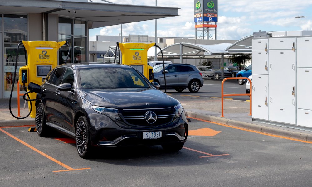Chargefox's tweet photo. Today, we say hello to WA as we launch the first ultra-rapid station in the state. The expansion of our network is reducing carbon emissions by 50 tonnes every month - the equivalent of more than 25,000 kilos of coal-burning avoided every month: https://t.co/4YdraSeLnk https://t.co/c3UPIu2qxs