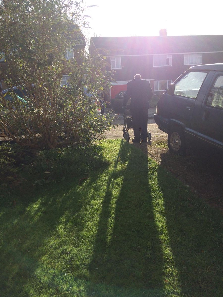 ParissFisher's tweet photo. This is my Grandad. He’s currently battling his own health issues, however still managed to make his way to the end of the drive to pay his respects this morning. Just wanted to share this ❤️🇬🇧 #RemembranceSunday #RemembranceDay #PoppyDay https://t.co/Hik8crcCLm