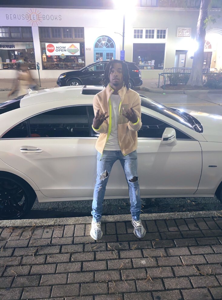 mikeee_4's tweet photo. Can I live without you niggas saying I floss to much ❄️❄️ https://t.co/6qma1J8lp3