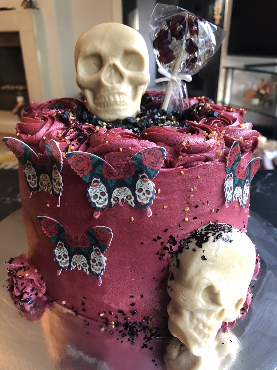 #CAKE #TREATS 🤪
Various colours, themes, flavours, designs and sizes available. I also offer gift vouchers.

I quit my job to continue my baking. I’d appreciate any shares/retweets for my wee business. 🙏🏼💖

👉🏻 Facebook - ‘Thefatfoodlife SHOP’
👉🏻 Instagram - @thefatfoodlife