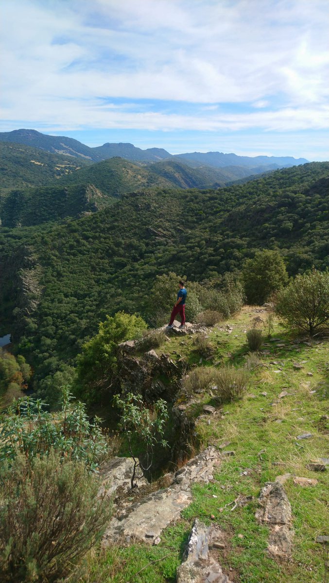 BenjiStjernberg's tweet photo. "La pena del ciegu es grandi,
que no ve por óndi va,
la pena del ciegu es grandi;
más grandi es la pena mía,
vel-ti y no poel-ti abraçal
por raçonis de la vía."
⛰️⛰️⛰️⛰️🏞️⛰️⛰️
#CarreteraYManta #PartTimeTraveller https://t.co/tcrbkbyohc
