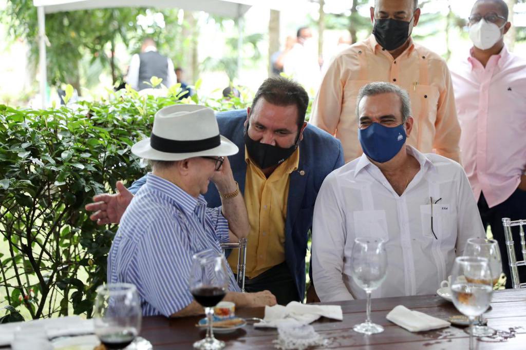 llegopapa's tweet photo. Nos unimos al Pdte. @LuisAbinader en el día de hoy, en parte de su agenda en la ciudad de la Vega. Sostuvimos un almuerzo con productores agropecuarios y empresarios, después del cual se anunció el financiamiento a tasa cero para productores de arroz y yuca. #EstamosCambiando https://t.co/QnWABNwAhe