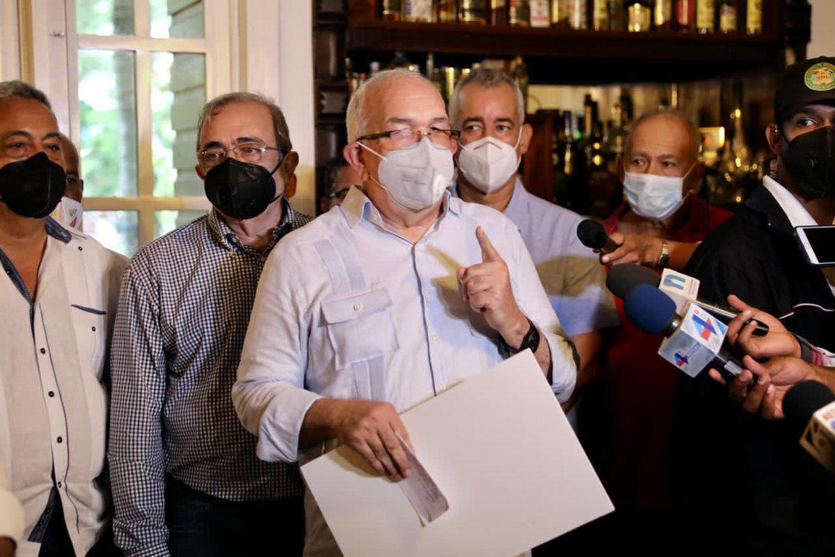 llegopapa's tweet photo. Nos unimos al Pdte. @LuisAbinader en el día de hoy, en parte de su agenda en la ciudad de la Vega. Sostuvimos un almuerzo con productores agropecuarios y empresarios, después del cual se anunció el financiamiento a tasa cero para productores de arroz y yuca. #EstamosCambiando https://t.co/QnWABNwAhe
