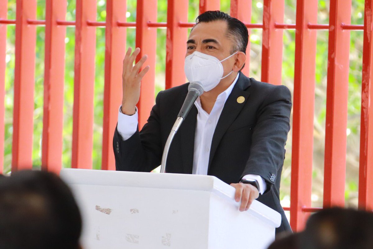 lazarojimeneza's tweet photo. ¡Continúan las celebraciones en el @IRHnacional! Nuestra filial del @IRH_Guerrero  está festejando la Graduación de la @EC_IRH Estatal, Generación 2019-2020. Me enorgullece ver la emoción y profesionalismo con el que asumen este logro en sus vidas. 

#LíderesDeHoy 💪🏼 https://t.co/VaOqI14bBD