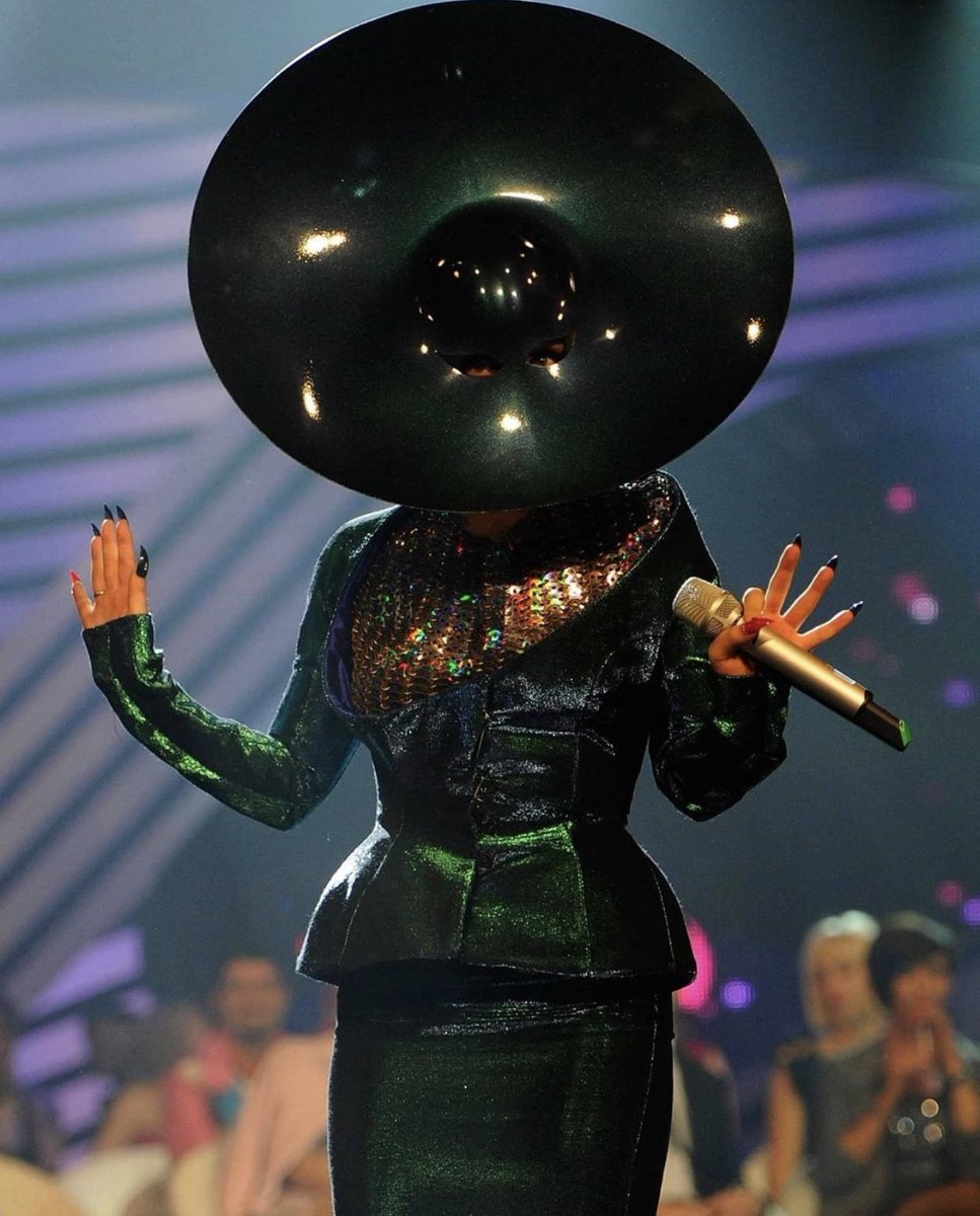 nicambition's tweet photo. the satellite disc hat era was iconic https://t.co/XMC8oXWjeP