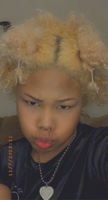 Oh did I ever show u guys the new do ? https://t.co/Q5epOr0VjA