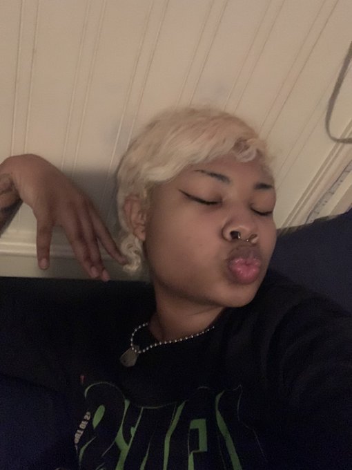 Oh did I ever show u guys the new do ? https://t.co/Q5epOr0VjA