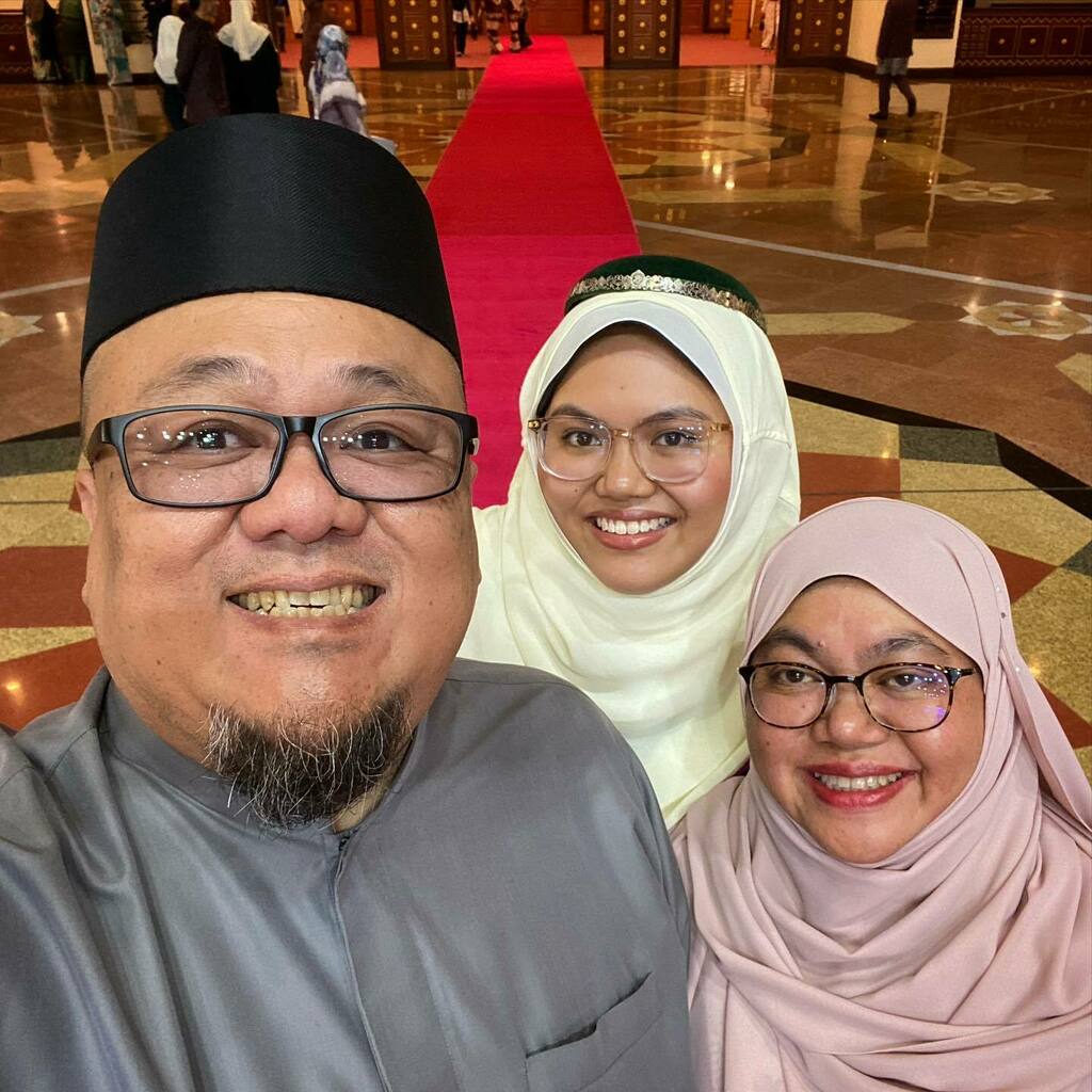 anakbrunei's tweet photo. Bismillahirahmanirrahim 🙏🏼

#haflaltakharruj10 #unissa #brunei #syukuralhamdulillah https://t.co/4lkUMHuzxK https://t.co/NbuLasLucP