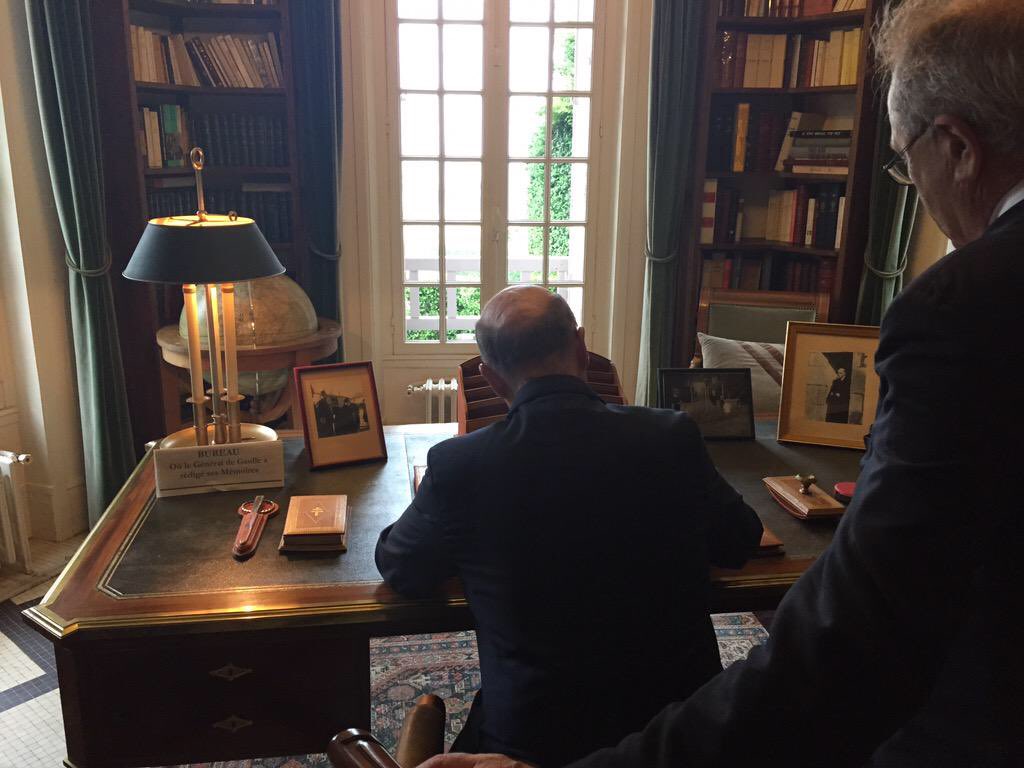 12. Il est probable que c’est sur ce bureau qu’Emmanuel Macron, accueilli par Yves de Gaulle, signera le livre d’or de la Boisserie, comme Alain Juppé l’avait fait le 18 juin 2015.