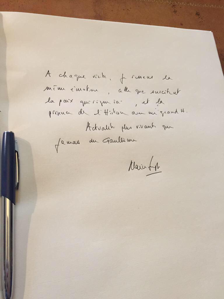 12. Il est probable que c’est sur ce bureau qu’Emmanuel Macron, accueilli par Yves de Gaulle, signera le livre d’or de la Boisserie, comme Alain Juppé l’avait fait le 18 juin 2015.