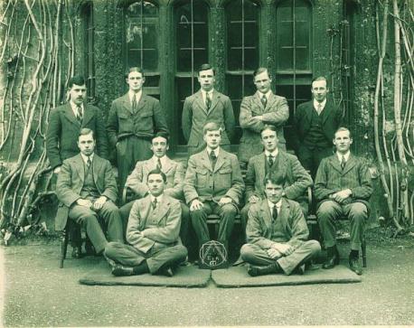 JRR Tolkien (middle row, 2nd from right) with members of a club at Exeter College, Oxford, before the Great War, in which all but one served. Half of them died in action.
"They shall not grow old, as we that are left shall grow old..."
https://t.co/Z69j6nTCax https://t.co/9BQDKRj3xG
