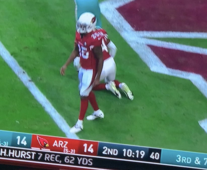 CoachCrocky's tweet photo. Damn. Buddy got the bare arms. No sleeve(s), no gloves, no wrist tape, no taped fingers. Can’t say ive ever seen a db do this before 😭😂. If I were a ref I’d throw a flag on him just cuz 😭😂 https://t.co/083pW9e6nz