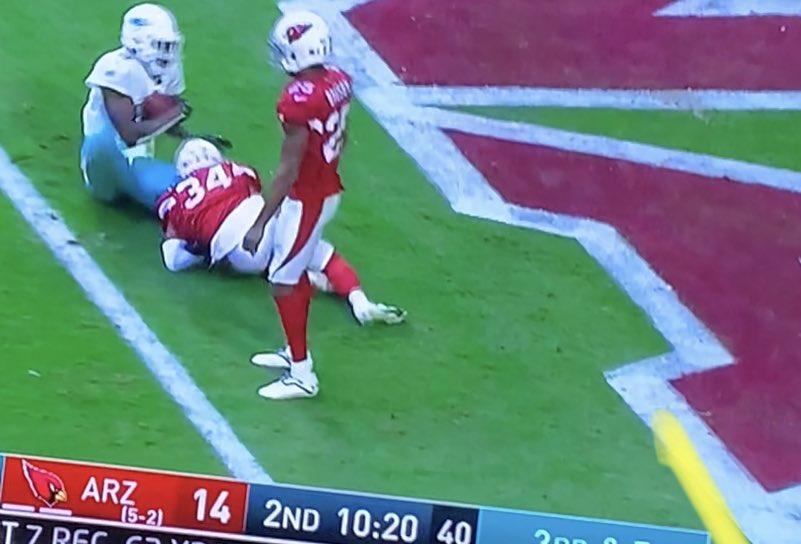 CoachCrocky's tweet photo. Damn. Buddy got the bare arms. No sleeve(s), no gloves, no wrist tape, no taped fingers. Can’t say ive ever seen a db do this before 😭😂. If I were a ref I’d throw a flag on him just cuz 😭😂 https://t.co/083pW9e6nz