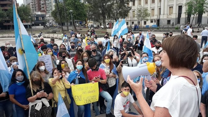 rinconet's tweet photo. -Los que estamos a favor de la libertad y coso decimos basta: ¡BASTA DE CORTE SUPREMA K!
-¿Pero no estábamos a favor?
-Eso fue en el banderazo anterior...
-Claro, qué gil https://t.co/Ngn52BKdiF