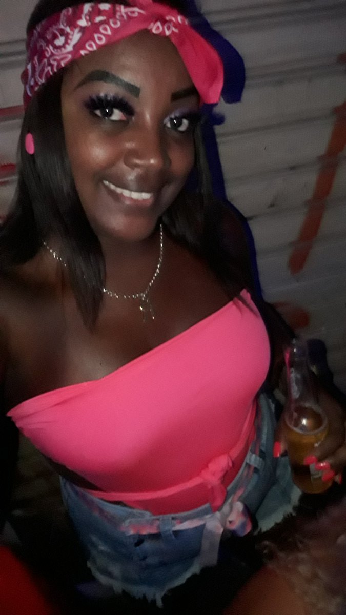 mcrosedatreta's tweet photo. Polônia ficou pequenaaaa, que baile gostoso foi esse 💥🥳😍🎉
#BaileNeon 💕 https://t.co/T32P3k7Zp1