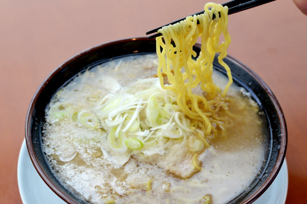 menkuru_jp's tweet photo. 背脂自作して、お昼ご飯に背脂ラーメン🍜にしました。
油膜が1.5cm、その下にこれも自作の極厚チャーシューが2枚あります。

アブラは2時間ゆでてとろとろにしています。

良く考えれば当たり前なのですが、お���と違って、ゆでてもほとんど減りません。ちょっと意外😲

ゆで前：1kg→ゆで後1kg
#麺くる https://t.co/eAwMzdTofW