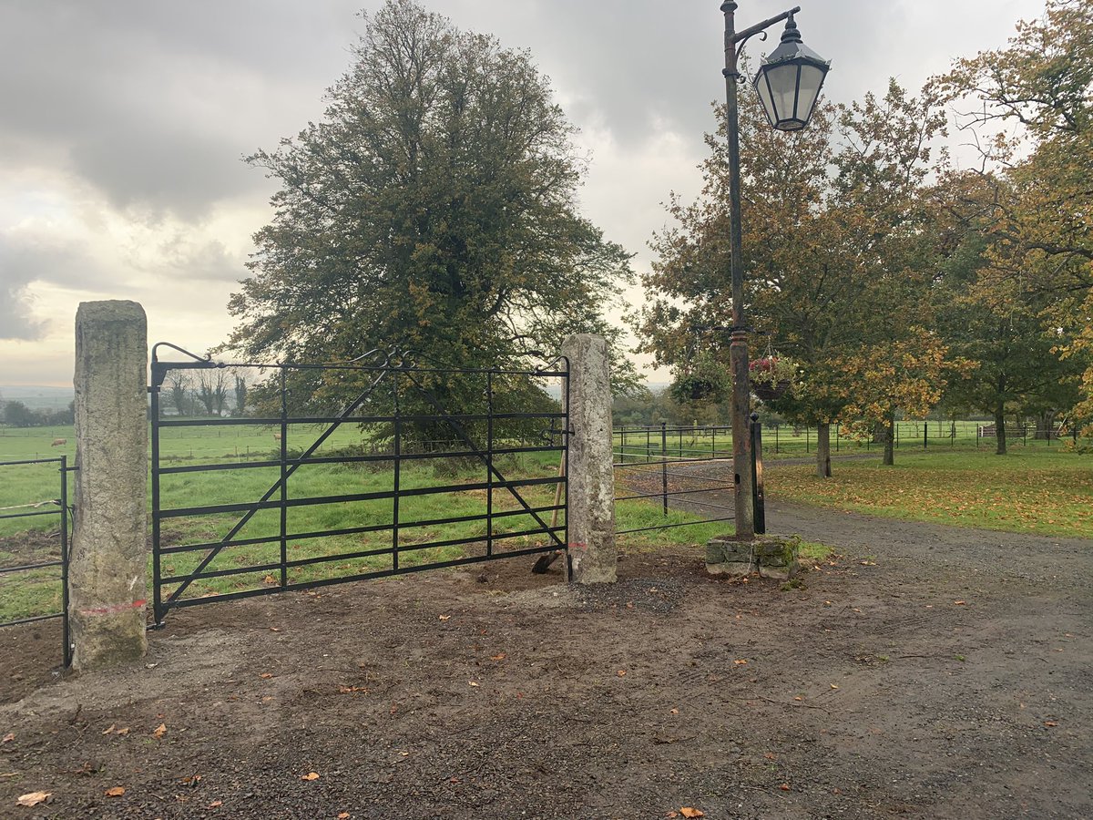 JamesScully1993's tweet photo. Traditional estate style fencing I fabricated and fitted recently. #scullyengineering https://t.co/A075lwSb3v