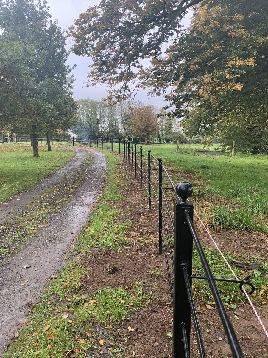 JamesScully1993's tweet photo. Traditional estate style fencing I fabricated and fitted recently. #scullyengineering https://t.co/A075lwSb3v