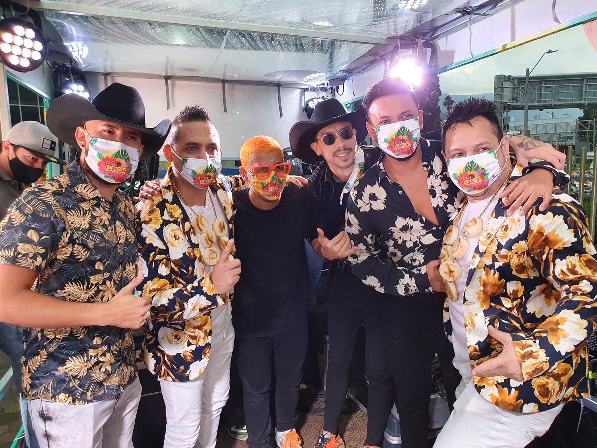 Medellín 🎶 Feria de Flores! 🌼🌻 <a href="/GABOPSB/">Gabo Pasabordo</a> <a href="/JHONATANPSB/">JHONATAN PASABORDO</a> <a href="/agudelo888/">AGUDELO888</a> <a href="/trovanumero1/">Pichingohumor.</a> #AndrésFerran <a href="/Telemedellin/">Telemedellín</a>