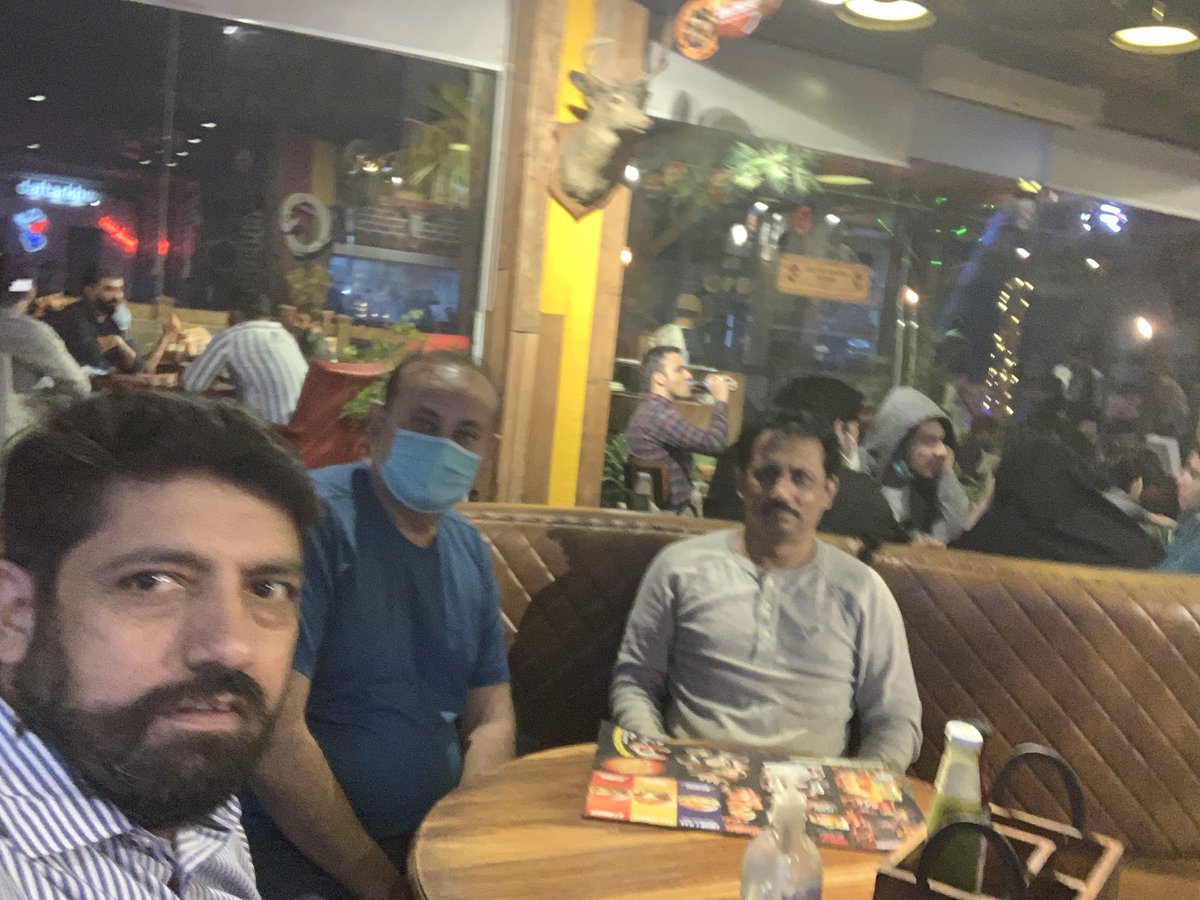 afrazkh97879119's tweet photo. جن سے محبت کا تعلق ہوتا ہے اُن کے لیے وقت نہیں نکالنا پڑتا💞💞
 بلکہ وقت تو اُن کے خیال کے ساتھ گزرتا ہے🙈💕💕
😍❣️
♥️😘😘 https://t.co/FEy7y6PSAp