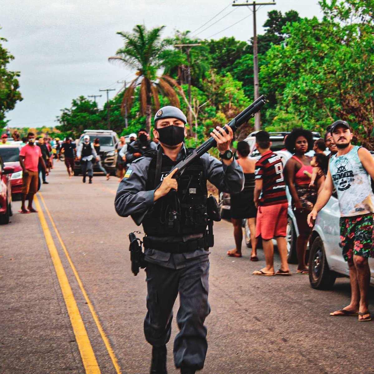 ocaious's tweet photo. O cenário no Amapá é de GUERRA. Banhado pelo rio Amazonas e sem água potável. Uma tarifa de energia totalmente abusiva para uma distribuição precária. E a população precisando se desdobrar para sobreviver.

Nas fotos, a comunidade Casa Grande protestando pelos 5 dias sem energia. https://t.co/PQQ65HWenX