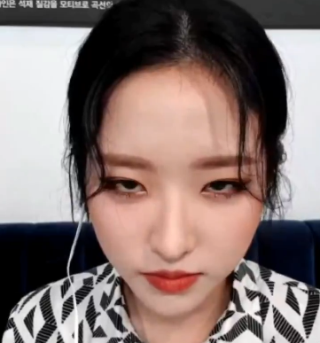 (3/3)So I just have my eyes like this (pic). If you do this,(OP follows her)Yes, good! Like this.Then they leave on their own.OP: Isn't this something only Hyeju can do...?Hye: No, you can do it!