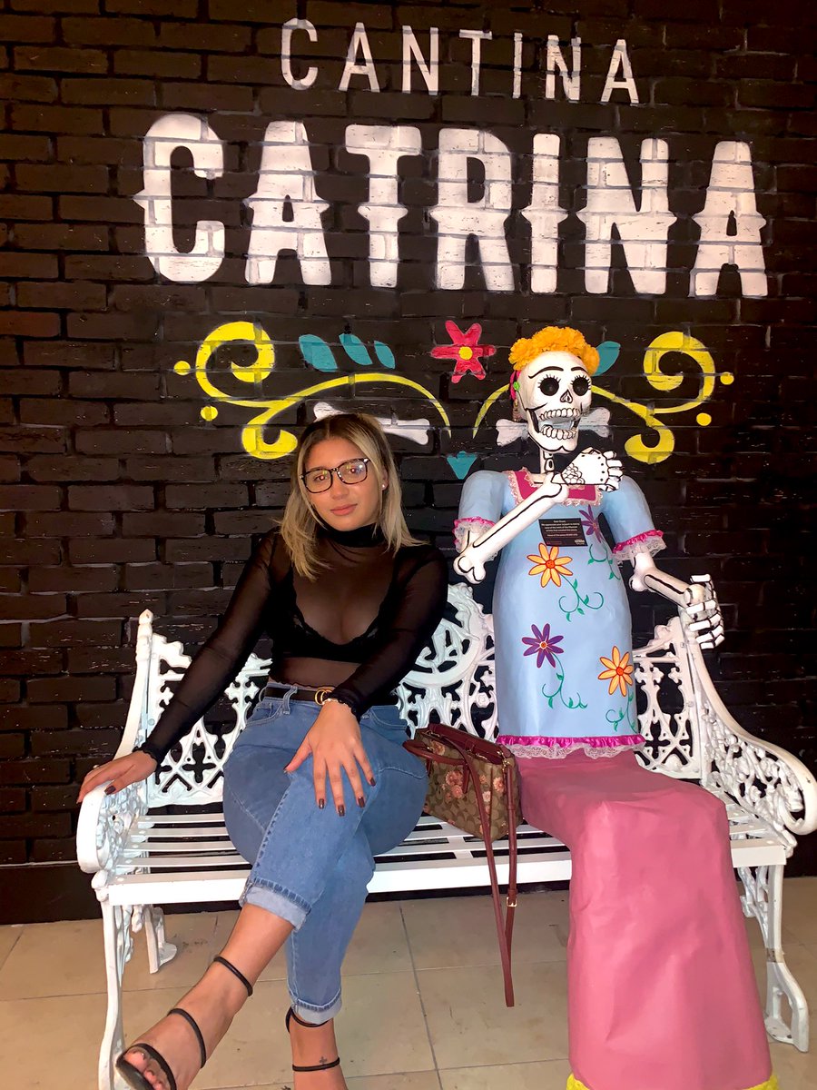 xomichelllle's tweet photo. Coolin with my bestie 😙🖤 https://t.co/C9WjyJUQnJ