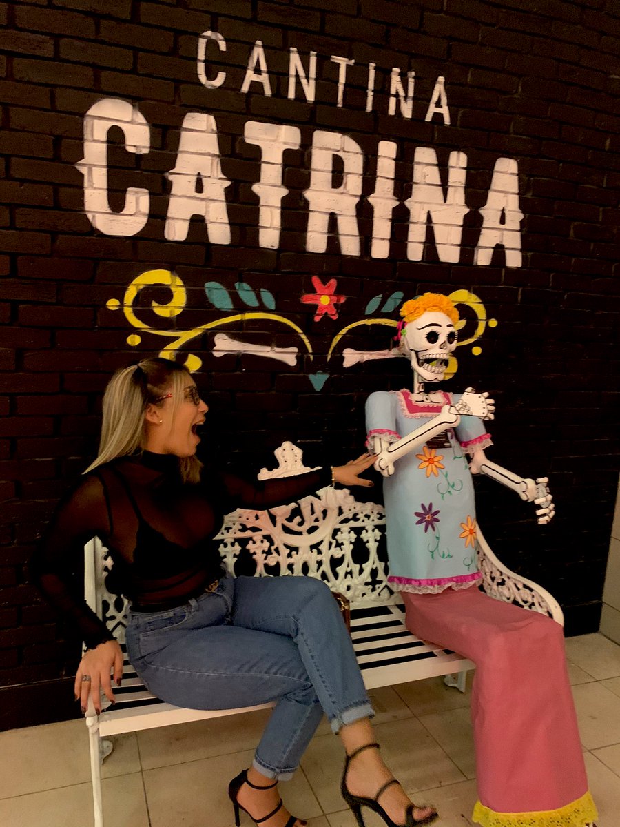 xomichelllle's tweet photo. Coolin with my bestie 😙🖤 https://t.co/C9WjyJUQnJ