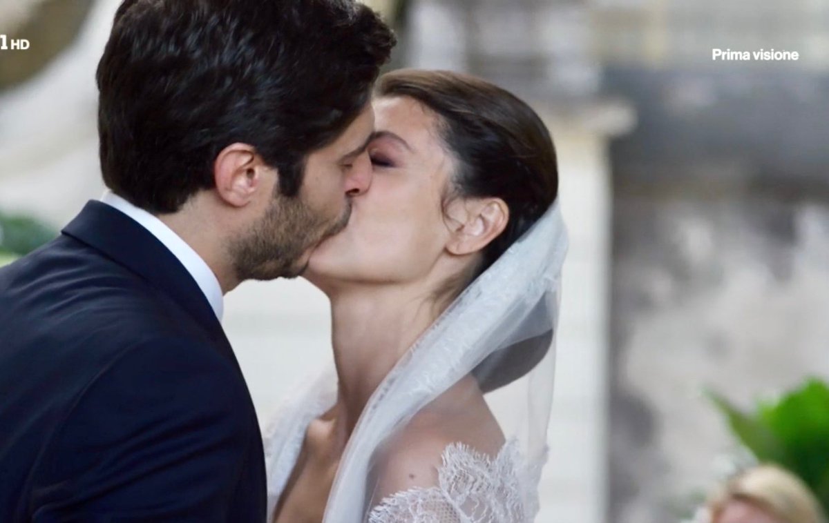 fvnzioniamo's tweet photo. 1x03 // 3x12

“attenta, l’amore è una malattia della parte primitiva dell’encefalo.”

“ti prometto che qualunque cosa accada io cercherò sempre di vedere il mondo attraverso i tuoi occhi, perché è più bello il mondo che vedi tu. mi hai reso migliore di quello che ero.” https://t.co/epx5fUIVYg