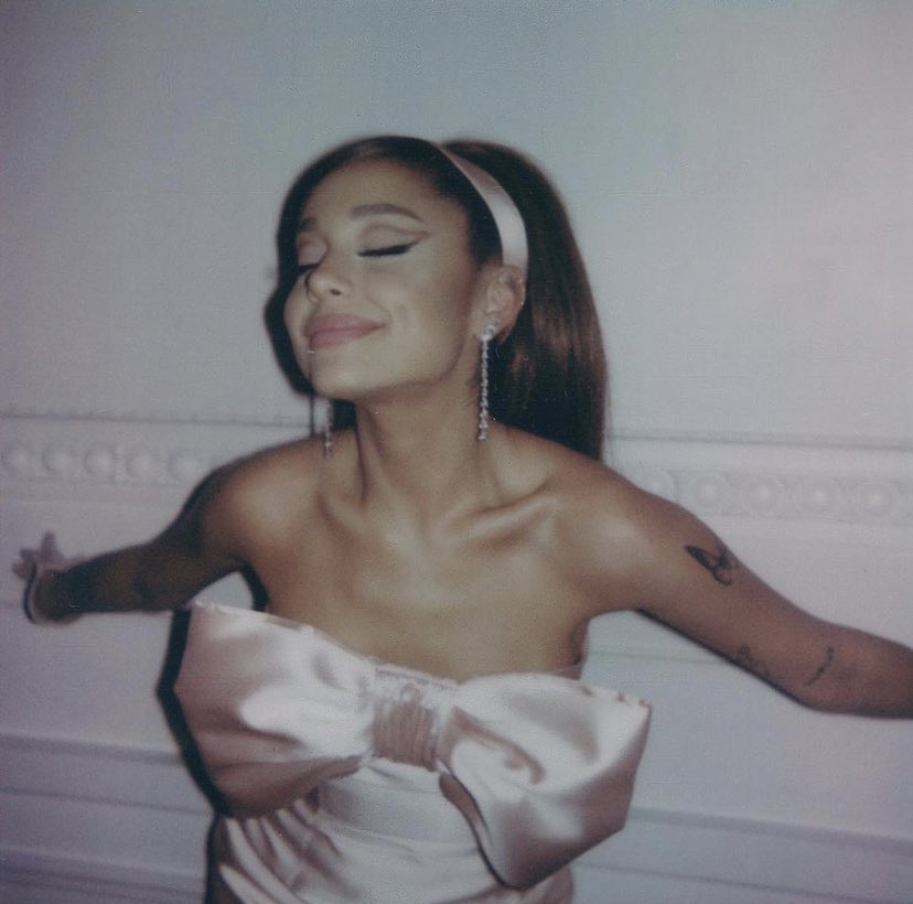 defnestylees's tweet photo. STUNNING!!! @ArianaGrande https://t.co/9fO7D6BJXl