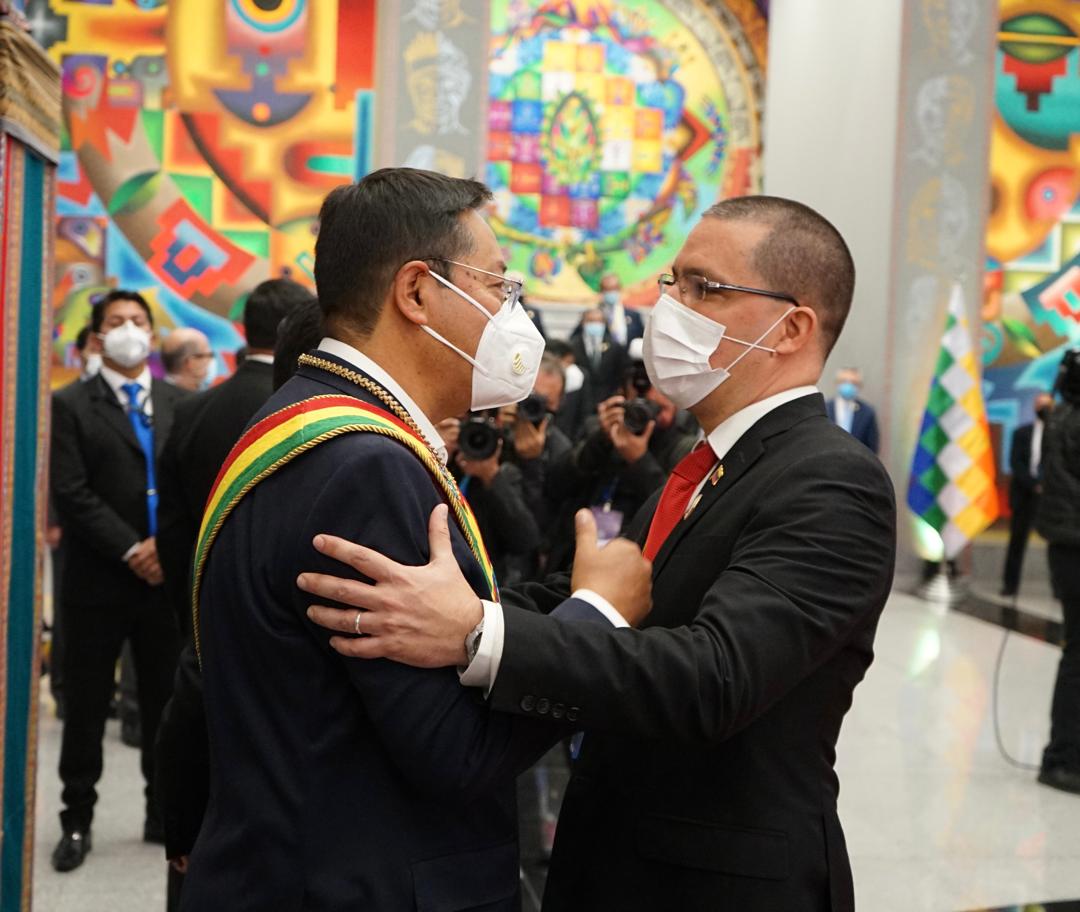 jaarreaza's tweet photo. Que inmenso privilegio representar al Presidente @NicolasMaduro y a nuestro pueblo en la toma de posesión de @LuchoXBolivia y @LaramaDavid. La recuperación de la democracia en #Bolivia ha sido lucha titánica e inclaudicable de su pueblo, de los más humildes, de los buenos de alma https://t.co/4SdN6QKmhL