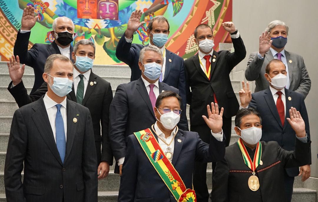 jaarreaza's tweet photo. Que inmenso privilegio representar al Presidente @NicolasMaduro y a nuestro pueblo en la toma de posesión de @LuchoXBolivia y @LaramaDavid. La recuperación de la democracia en #Bolivia ha sido lucha titánica e inclaudicable de su pueblo, de los más humildes, de los buenos de alma https://t.co/4SdN6QKmhL