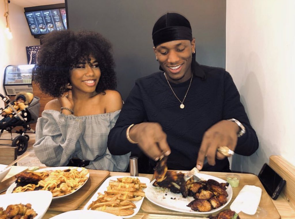blacktwiterthrd's tweet photo. When you want  to take cute pictures but Bae just want to eat 😂😩🖤 https://t.co/eARRFs5dpG