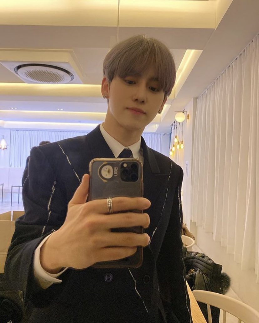 hwangisbear's tweet photo. 윤성이 새끼손가락 아이폰한테 짐 https://t.co/Bsxnko4ekc