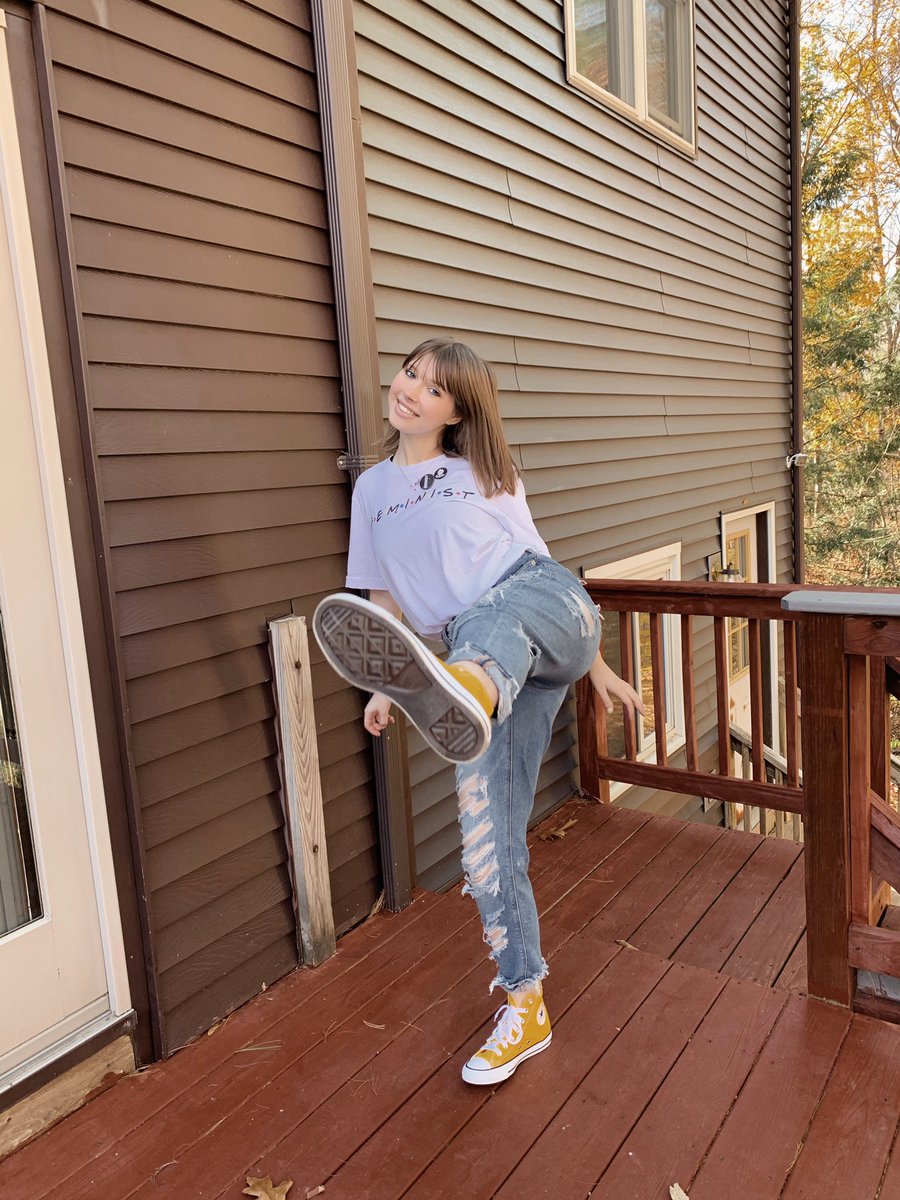 POSITIONSHAYNE's tweet image. anyway this is me kicking trump outta office💙🥰 #BlueWave2020