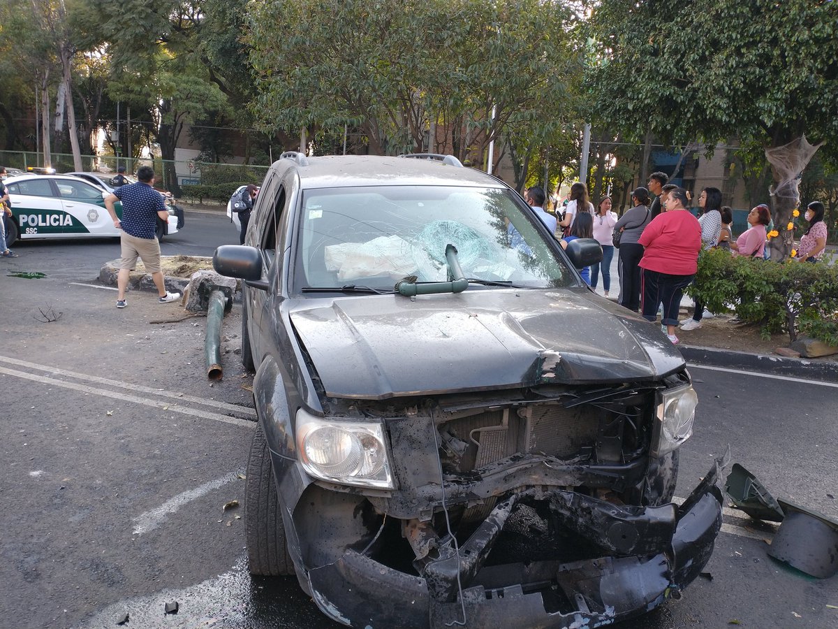 MramirezMario1's tweet photo. #azcapotzalco #pasteros así quedó la camioneta, no hubo muertos por suerte, solo heridos https://t.co/2SfTrkQnB6
