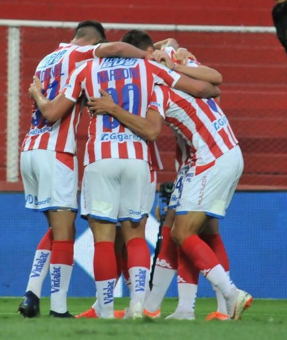 eqg_radio's tweet photo. #LigaProfesional 🇦🇷 ❌SIGUE SIN SUMAR❌
.
#Racing 🔵⚪ perdió 2️⃣-0️⃣ en au visita al #15deAbril🏟️ casa de #Union 🔴⚪ que se posiciona segundo en la zona uno.
.
⚽ Los goles del tatengue los marcaron:
🗣#FernandoMarquez 🇦🇷 5' 🗣️#MauroLuna 🇦🇷 70' . https://t.co/fkQHHOSjXJ
