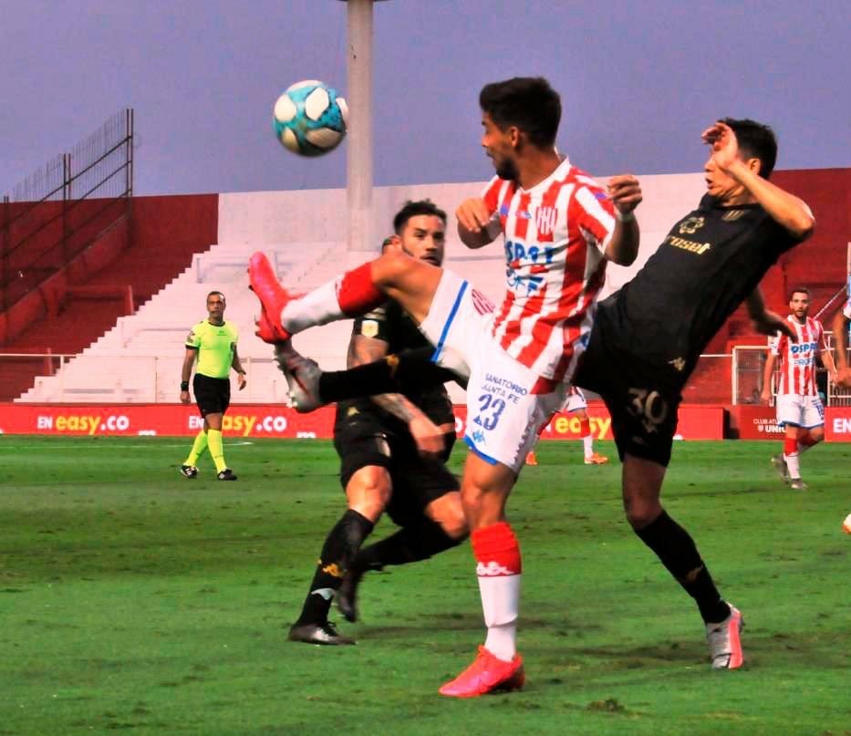 eqg_radio's tweet photo. #LigaProfesional 🇦🇷 ❌SIGUE SIN SUMAR❌
.
#Racing 🔵⚪ perdió 2️⃣-0️⃣ en au visita al #15deAbril🏟️ casa de #Union 🔴⚪ que se posiciona segundo en la zona uno.
.
⚽ Los goles del tatengue los marcaron:
🗣#FernandoMarquez 🇦🇷 5' 🗣️#MauroLuna 🇦🇷 70' . https://t.co/fkQHHOSjXJ