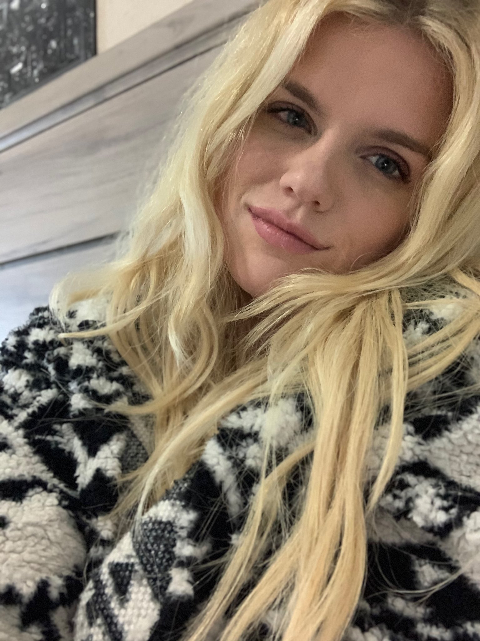 TW Pornstars - 1 pic. Nikki Sweet 🍭. Twitter. It’s cold, come snuggle. 11:34 PM - 8 Nov 2020