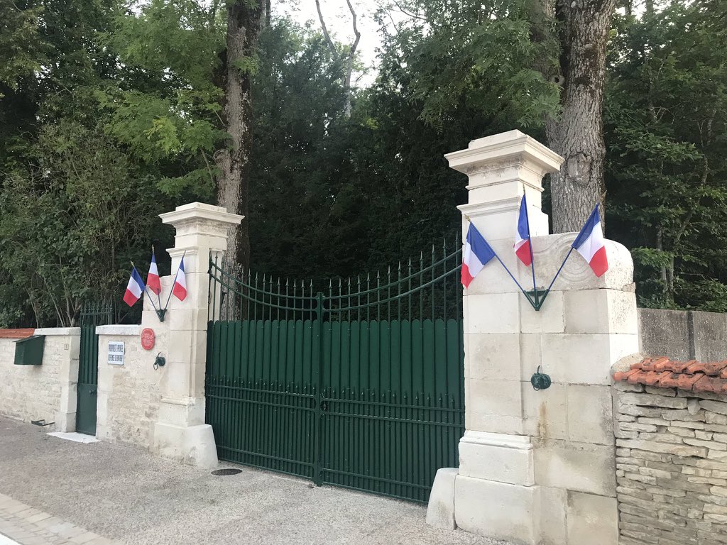 2. E. Macron est venu à Colombey le 4 oct. 2018. Cette fois, il sera accompagné par Mme Macron. Nicolas Sarkozy était venu commémorer les 40 ans de la mort du général de Gaulle le 9 nov. 2010. Le président Chirac y est souvent venu. Les ambassadeurs britanniques y sont fidèles.