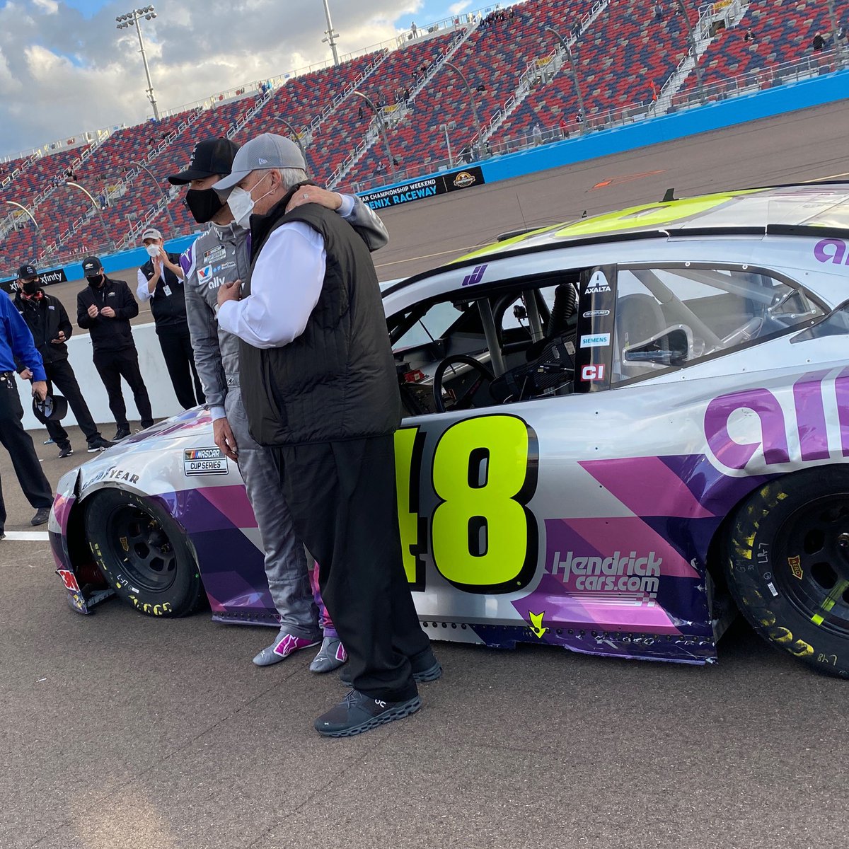 TeamHendrick's tweet image. These are moments we’ll remember. 

@JimmieJohnson | #OneFinalTime