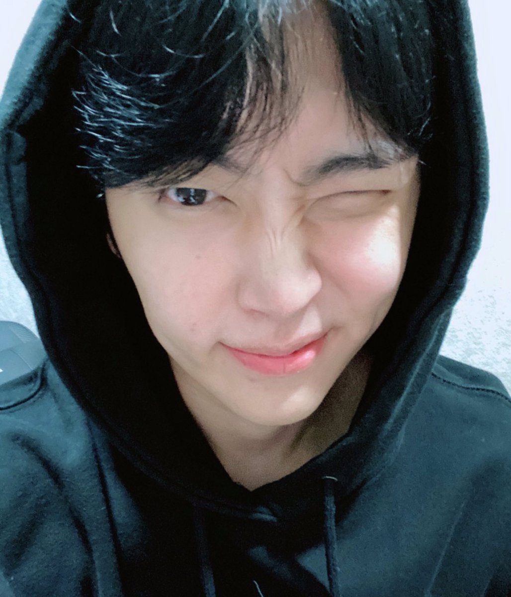 justjjaeng's tweet photo. Usually I don‘t post pix of me, bc I just don’t manage halfway pretty selcas...🙈
But Jaeyoon -thoughtful as ever- kindly helped me out with this one, so here I go for my first Fantasy selca 😉

*winkeu* 

#FantasySelcaDay #FSD @SF9official #SF9 #JAEYOON https://t.co/cpzuCgooR3